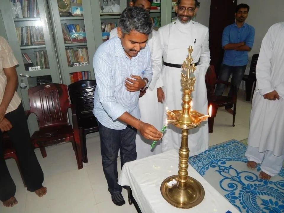 Guest lighting the traditional lamp